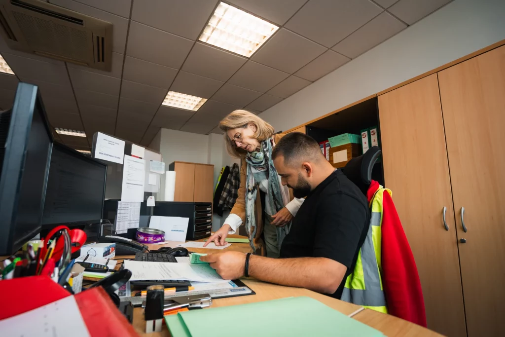 Deux personnes travaillant dans des bureaux.