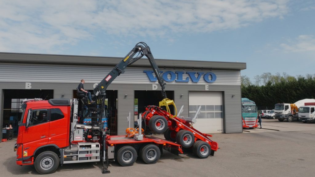 Image d'un camion qui remorque un autre véhicule.