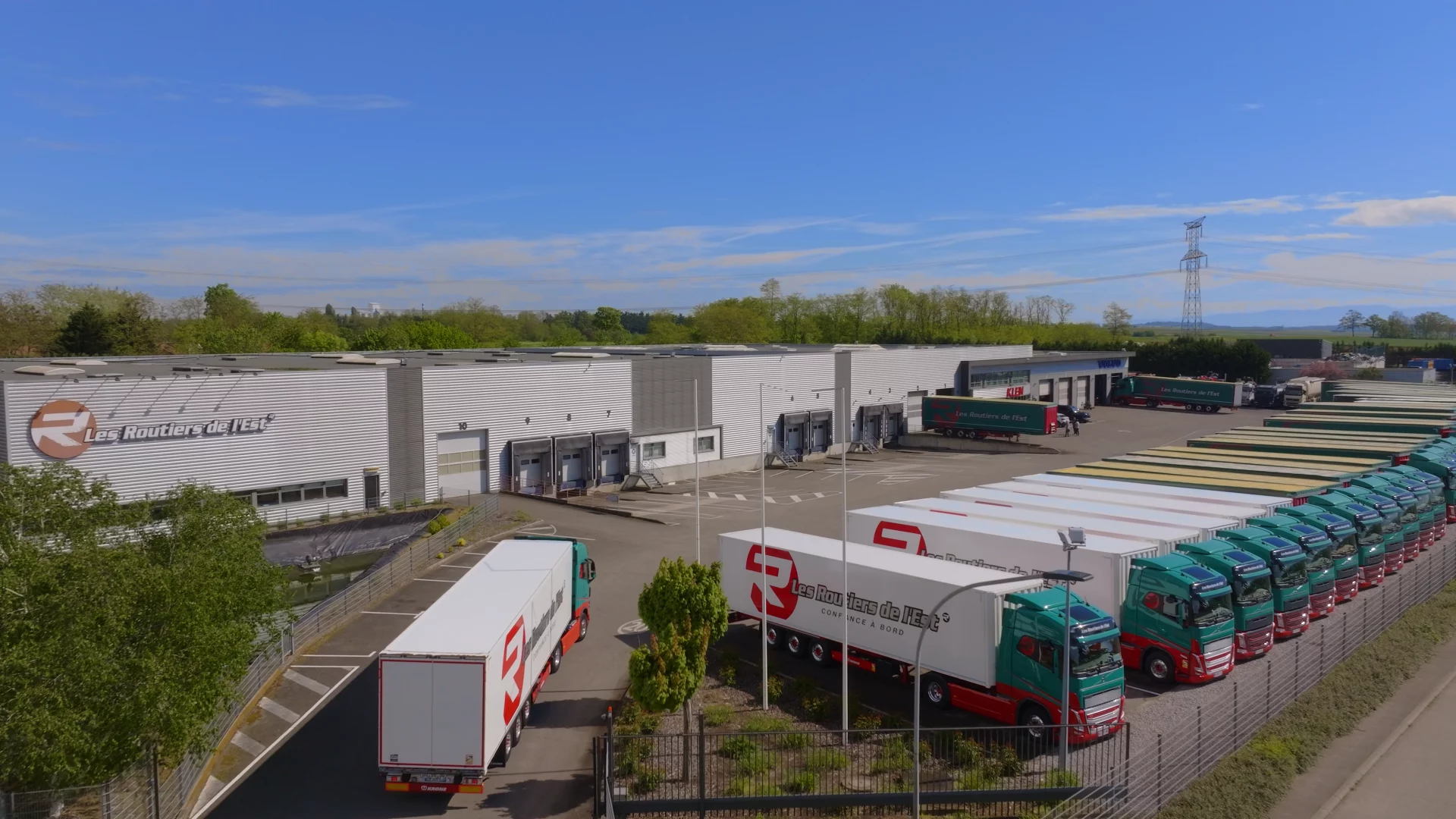 Image des camions de Routiers de l'Est devant l'entreprise familiale.