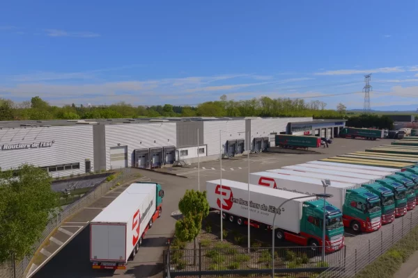 routiers-de-lest-camion-arrive-siege.webp